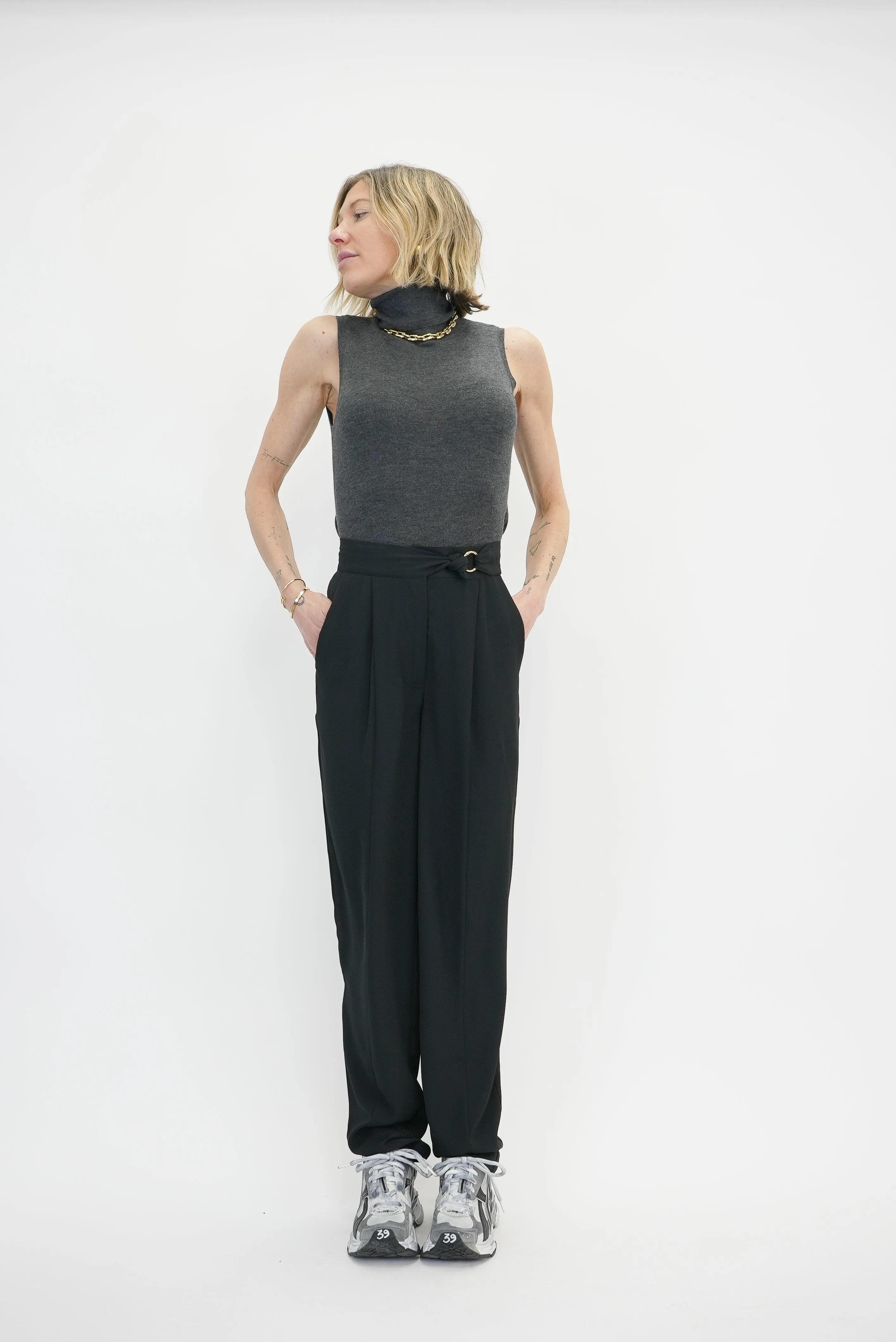 KAYLA SLEEVELESS KNIT IN CHARCOAL